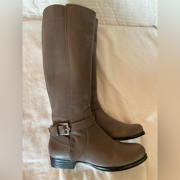 Isaac Mizrahi sz 7 HTF TAUPE leather stretch riding boots- never worn - Picture 11 of 13